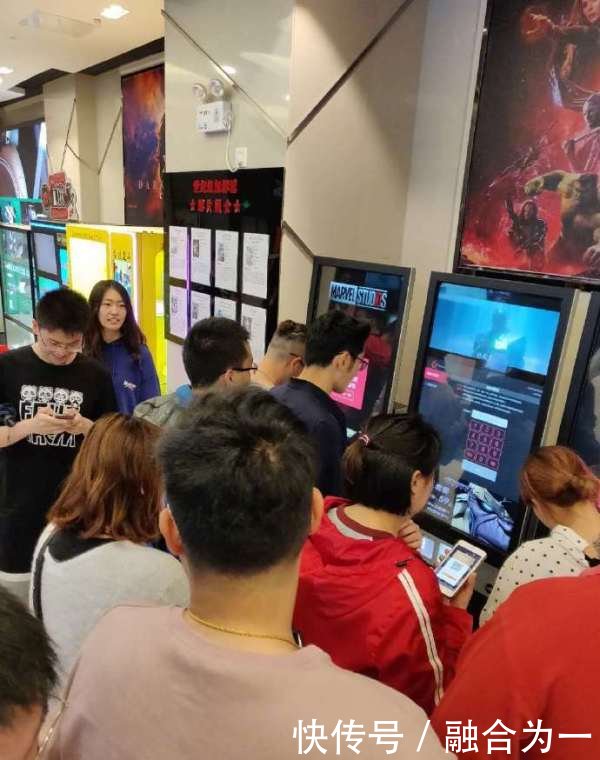 影迷熬夜等复联4却遇奇葩影院:影片糊 片头看