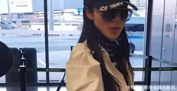 网友机场偶遇韩雪,一位粉丝上前送上礼物,韩雪