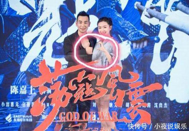 尴尬的明星合影,赵文卓万茜毫无默契,第2个是