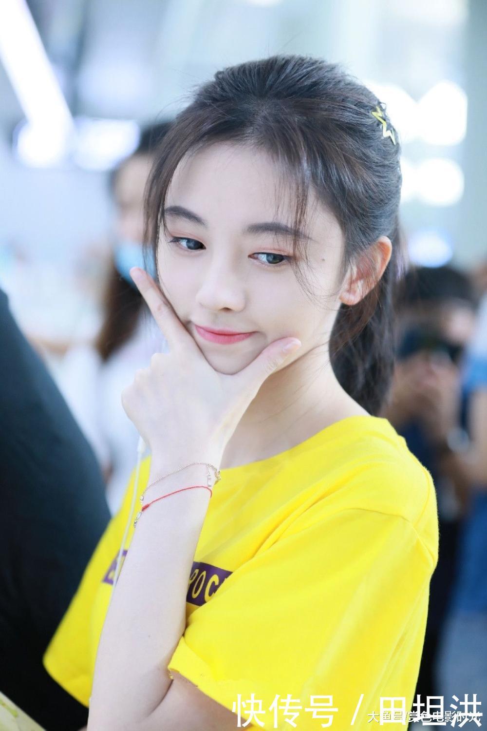 鞠婧祎穿黄T配黑色短裤秀白皙美腿 梳着马尾不