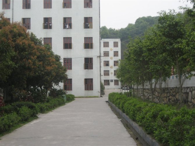 鹏峰中学简介 泉州师院附属鹏峰中学(原名南安鹏峰中学),坐落于福建