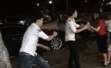 爆笑gif: 这位小哥的武功,把黑人兄弟都吓呆了