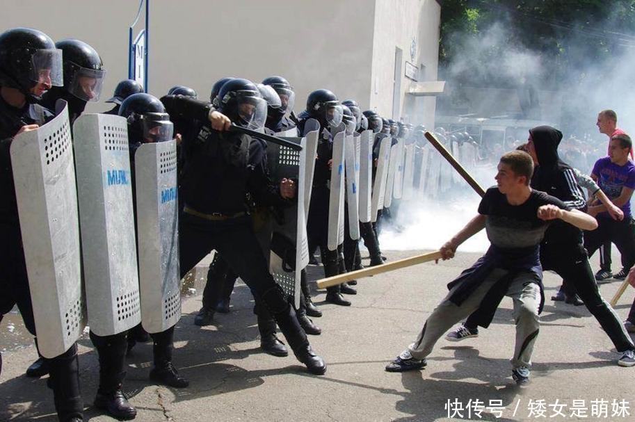 警方演习过于逼真, 中年大妈拿雨伞与歹徒搏斗: 现场警察全部傻眼