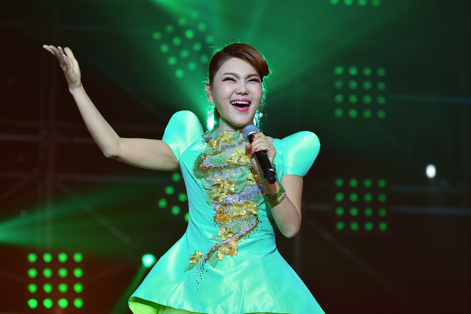 华语乐坛的十大草原歌手,云朵第二,你还会更喜欢谁?