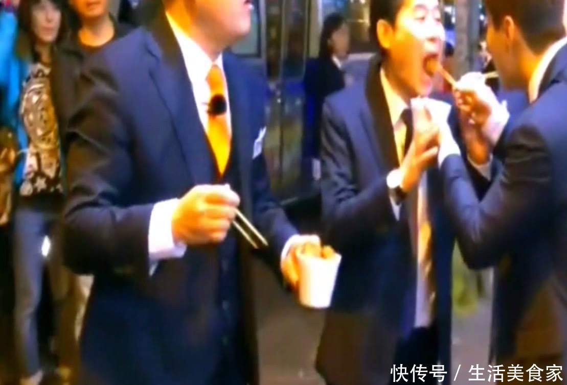 韩国人找中国小吃,看到臭豆腐一脸嫌弃,尝试吃