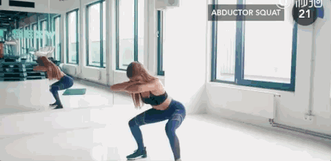 许晴49岁靠美臀线上热搜，什么样的女人敢这么狠！