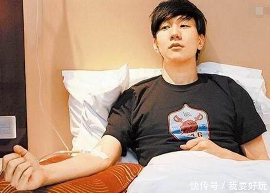 林俊杰带病演唱感动歌迷,但传言呕吐被抬走就