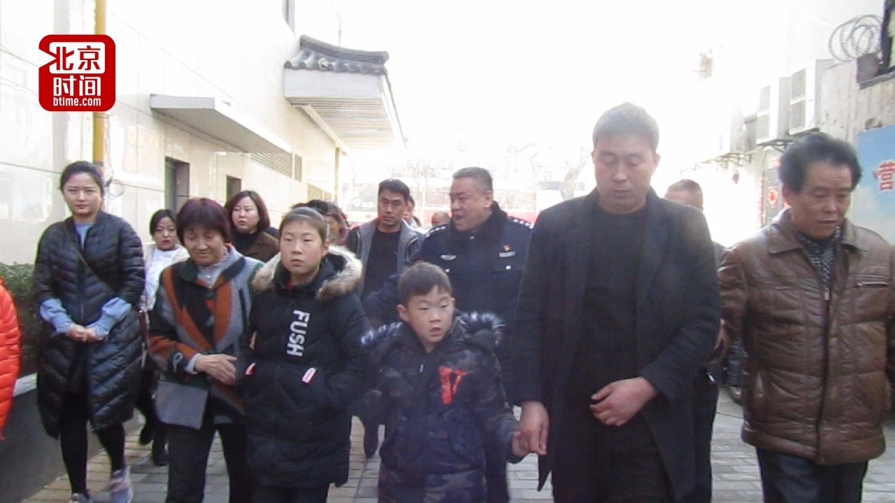 大妈医院“卧底”29年等到丢失儿子: 还会干保洁 赚钱补贴娃