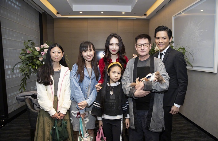 向佐求婚成功,向太和郭碧婷爸爸的表情,差别一