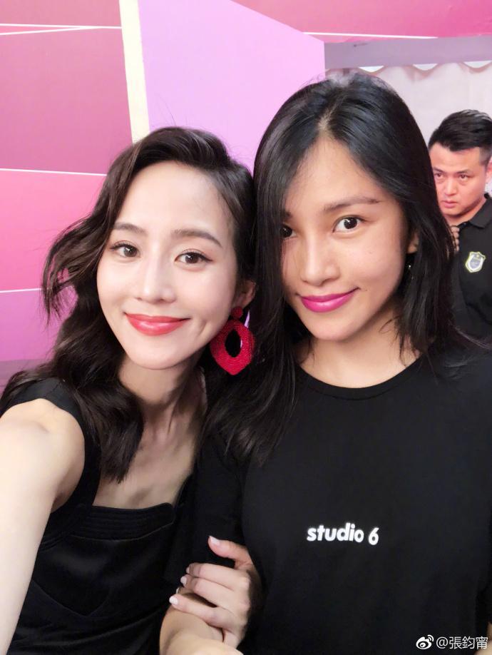 张钧甯真的太美啦，黑色吊带短裙配上这红唇，撩人！网友：想吻你
