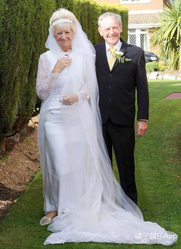 穿上60年前的婚纱照样美,这对金婚老人文艺又时髦,我