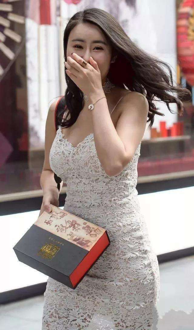 街拍:仆人白色包臀裙,显出凹凸帅哥有致好蕾丝美女身材美女给做图片