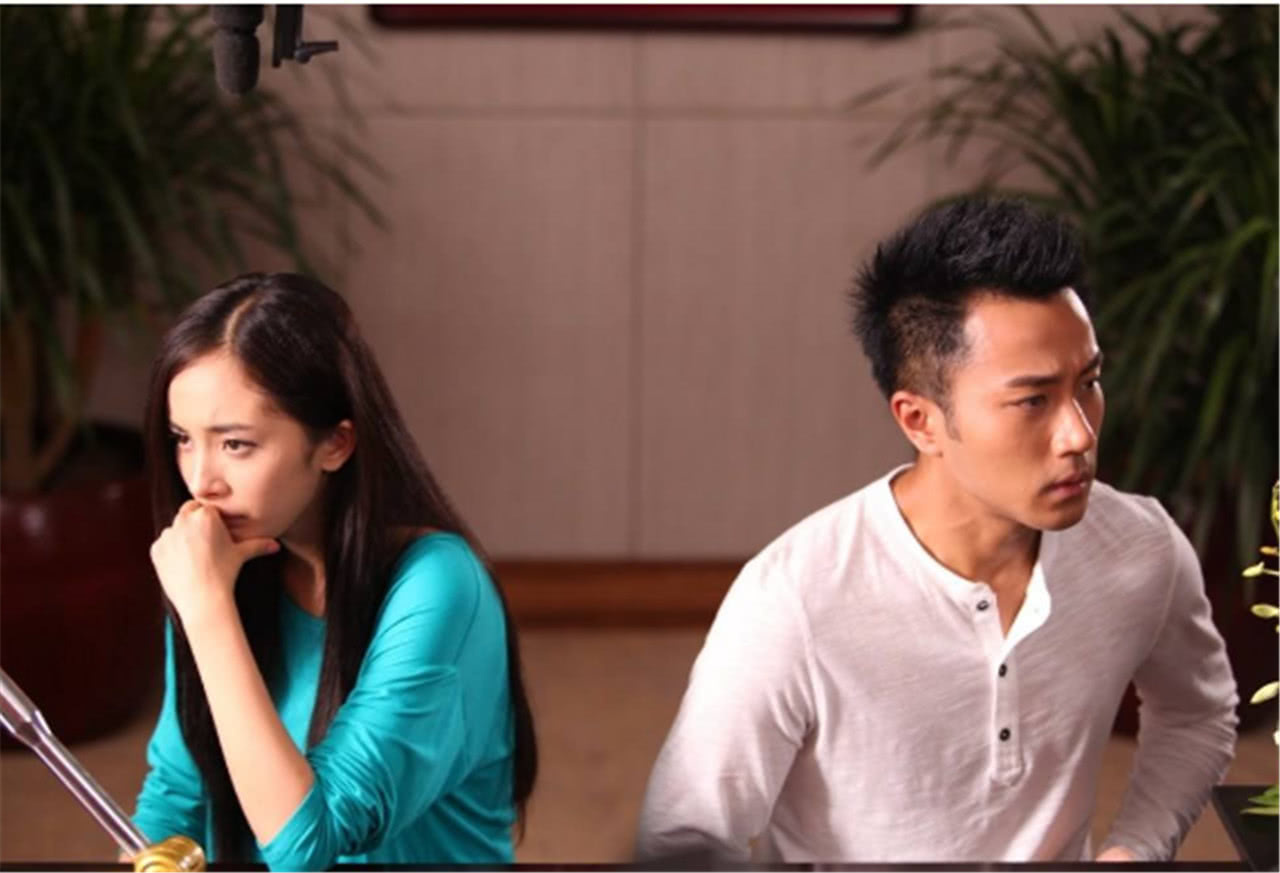 刘恺威离婚后抱女儿首现身,被记者问道杨幂,只