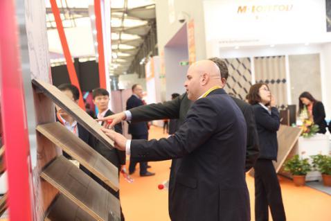 上海地面材料展:大艺树地板强势吸引经销商目光(图7) 上海地面材料展:大艺树地板强势吸引经销商目光(图7)