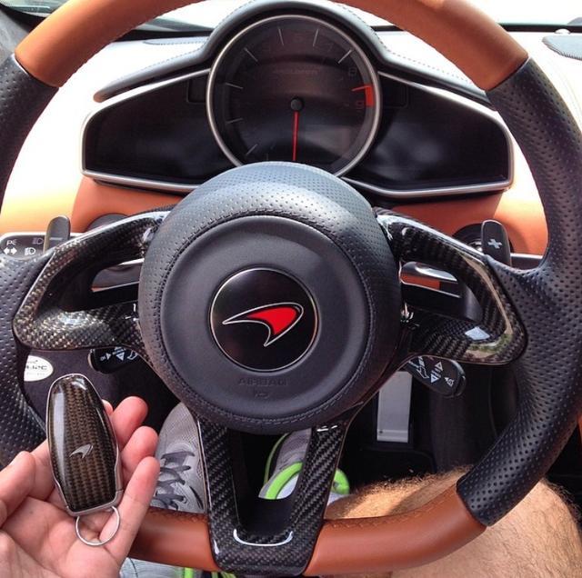 迈凯伦的车钥匙有三个按键,整个背面都是由碳纤维材料制成.
