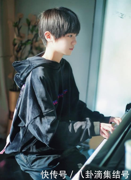TF家族李天泽14岁生日,安静弹着钢琴的优雅小