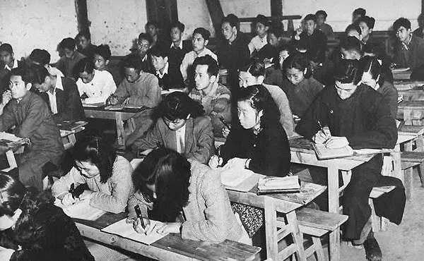 他不怕犯众怒,坚决开除伪教员,对老师也毫不客