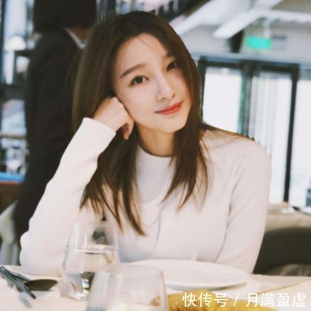 她是内裤女走秀,因主持时央视滑落一举成名,直中山展销会情趣用品图片
