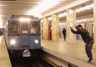 小伙趁地铁驶来前空翻避车头