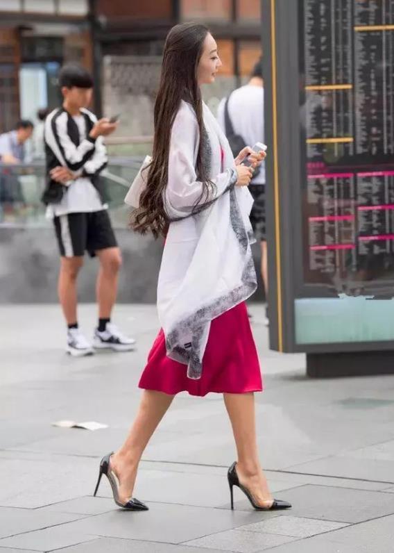 街拍:小姐姐蓝色连衣裙外搭牛仔背心,给人一种时尚靓丽的美感 御匾会在线注册