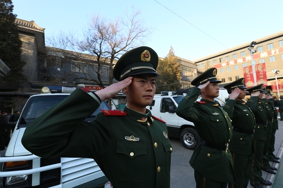 雪中站岗的孙国涛赢得无数点赞,他和战友都觉得再平常不过