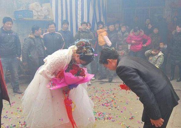 和女友准备结婚,岳母开口要30万礼金,两年后我庆幸自己没娶她