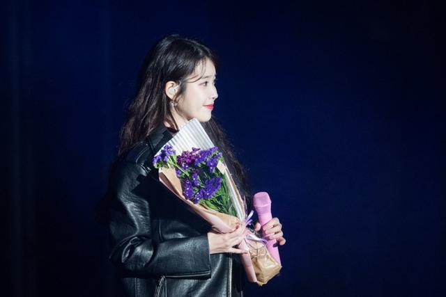 韩国国民妹妹 IU演唱现场,盛装亮相惊艳全场