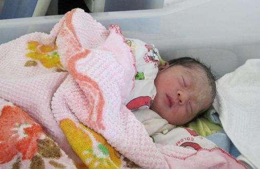 5个月宝宝坠床昏迷被送医院 医生告知病情 小