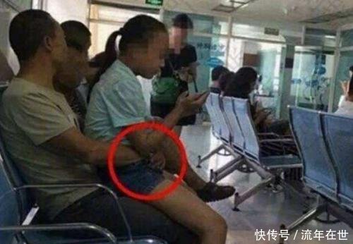 片区公交车上亲吻给钱小学生,还每次搂抱给糖男子小学郑州图片