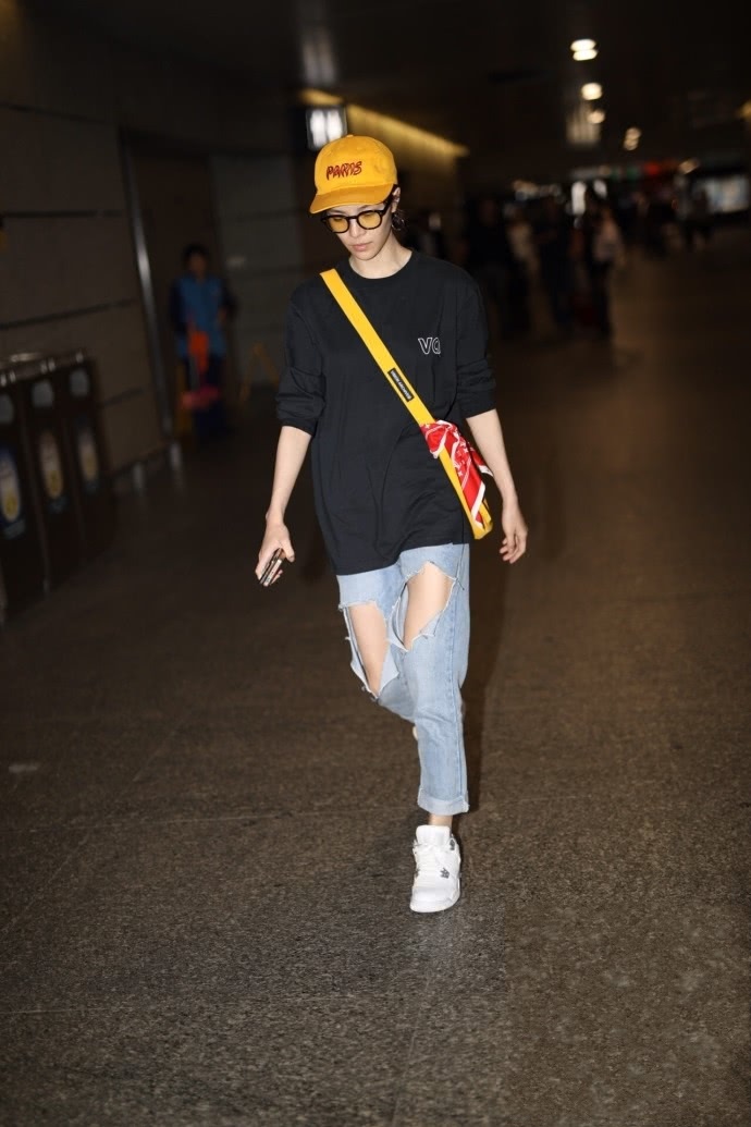 钟楚曦也有穿错的时候,黑T恤配破洞牛仔裤,简