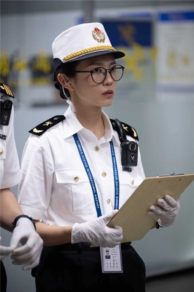 首部海关旅检题材电视剧《金关》今日开播,经超、黄尧携手上演“百步识人”