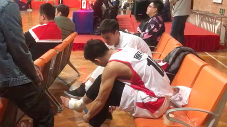 暖心！贾明儒教受伤队员怎么做保护措施