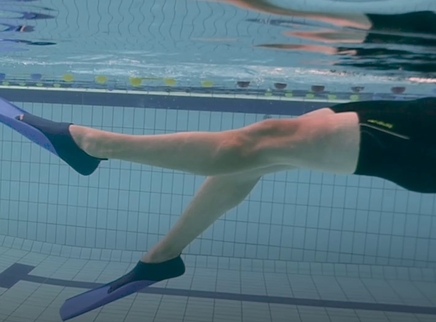 仰泳课堂：腿部打水提升练习