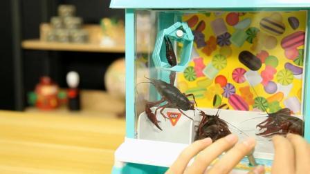 迷你抓娃娃机的超奇葩玩法 吃货的脑洞居然这么大