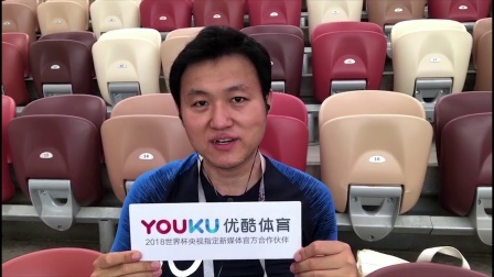 世界杯前线风云 官方限定围巾开售 小姐姐推销不遗余力