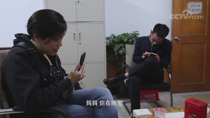 纪录片《灰与白》