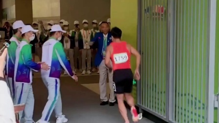 苏炳添赛后脚下一软险些摔跤 网友：赛场上封神，赛场下也是人