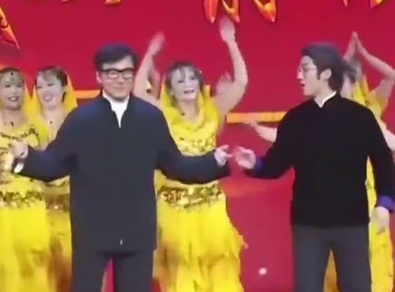 娱乐急先锋 《功夫瑜伽》嗨跳广场舞