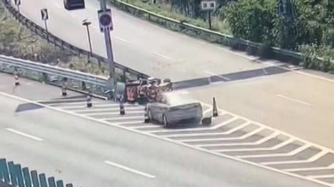 法治中国60分 小车翻滚火焰冲天 醉驾失控连撞六车