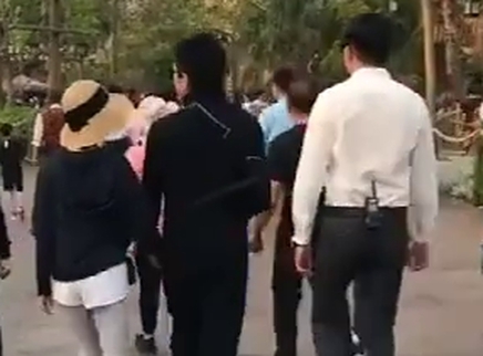 全民路透社 偶遇孙俪邓超逛迪士尼
