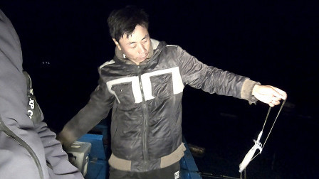 思乡渔夫 阿锋夜钓鱿鱼，在渔船上现钓现煮，这种鲜味花钱也体验不到的