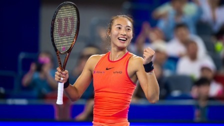 郑钦文2025年陷入开季困境：伤病与教练空缺下的自我突破之路