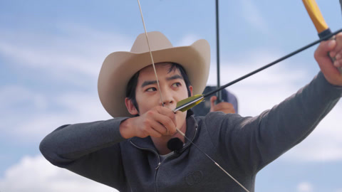 听，谁在唱歌 于适抬手射箭少年英气 感受内蒙古音乐风情