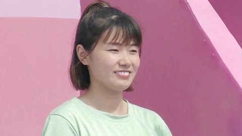 四次登顶女孩轻松上阵 男子被质疑假摔