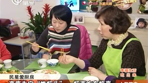 人气美食 水煮海鲜抓着吃 不装淑女做“汉子”
