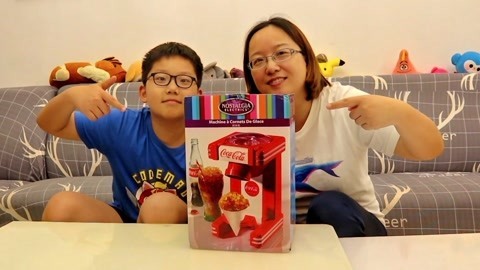 梁小轩和轩妈试吃各种美食 轩妈和小轩一起做刨冰