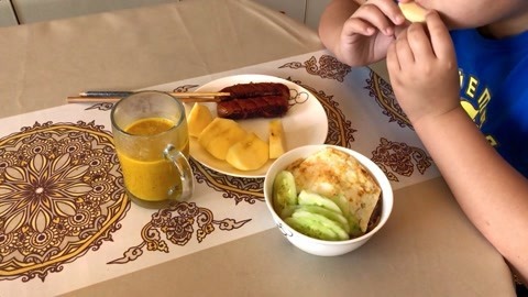 梁小轩和轩妈试吃各种美食 小轩的减脂早餐