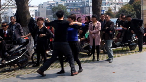 唱罢吹灯 滑板鞋广场舞大妈魔鬼步伐