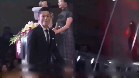 嘻嘻娱乐 2017 11月 霍建华现身台北机场复出工作 但一脸疲倦黑眼圈严重 171127
