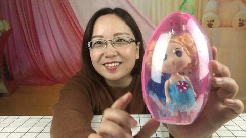 梁小轩和轩妈试吃各种美食 试玩“芭比娃娃奇趣蛋”